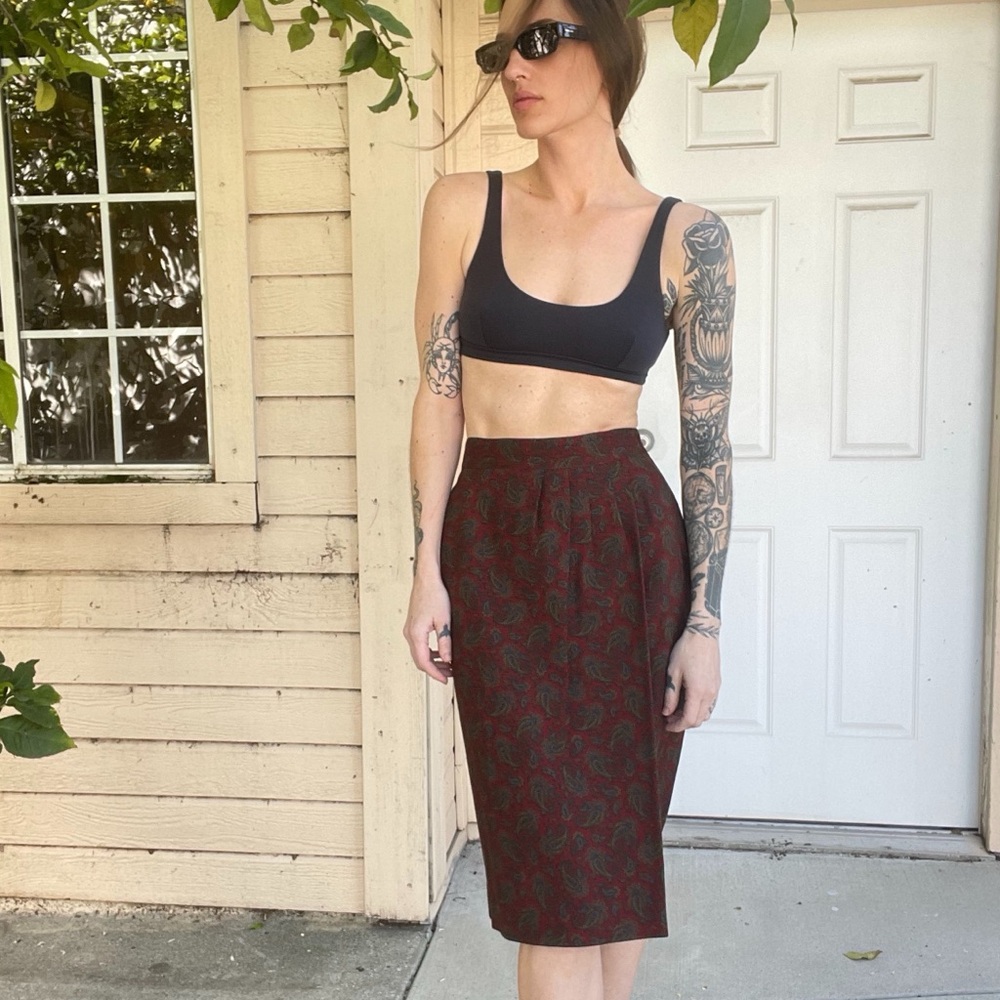 Coquille - Vintage - Italian Elegant Black and Red paisley pencil skirt.